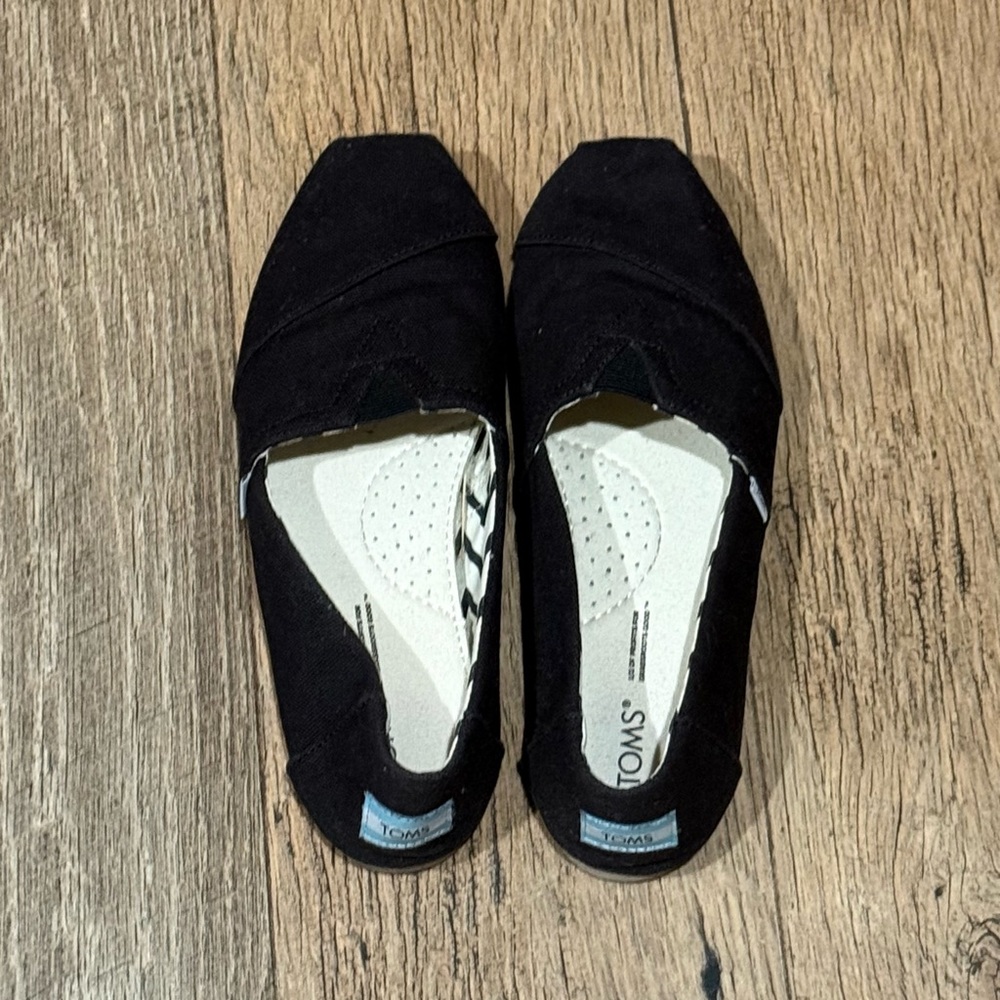 TOMS Women's Black Slip-On Shoes size 6.5